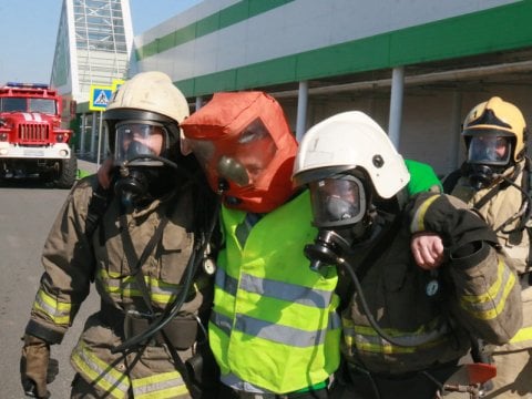 В Саратове пожарные «спасли» из «Леруа Мерлен» восемь человек
