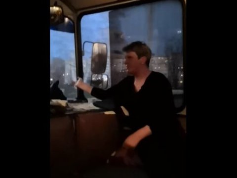 Балаковцы: Агрессивный кондуктор высадила школьницу из автобуса за проезд без удостоверения