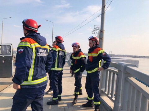 Ехавшие снимать девушку с моста саратовские спасатели обнаружили её под ним