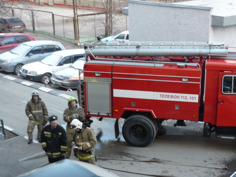 На пепелище жилого дома в Калининске обнаружили труп