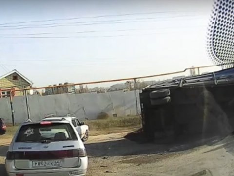 На «Стрелке» водитель КамАЗа опрокинул прицеп