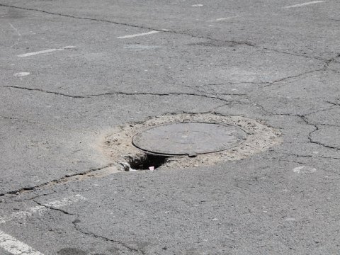 На Театральной площади в Саратове проваливается асфальт