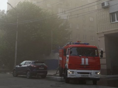 Из горящей квартиры на Навашина пожарные вынесли пенсионерку и эвакуировали еще 10 человек
