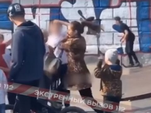 В Саратове мать избила чужого ребенка скейтбордом. Видео попало на федеральный канал