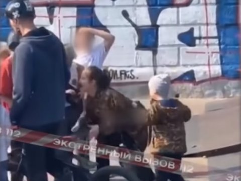 Нападение саратовчанки со скейтбордом на ребенка проверит полиция