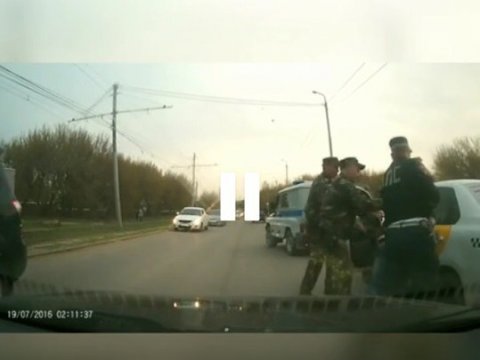 Полицейские проверят информацию об избиении таксиста сотрудником ДПС в Саратове