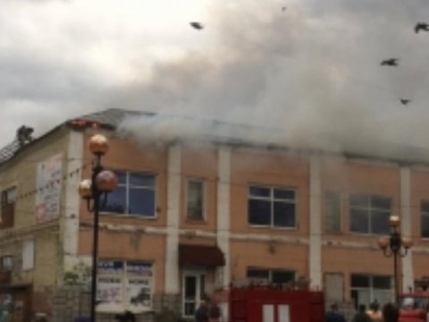 В центре Балашова горело здание торгово-офисного комплекса