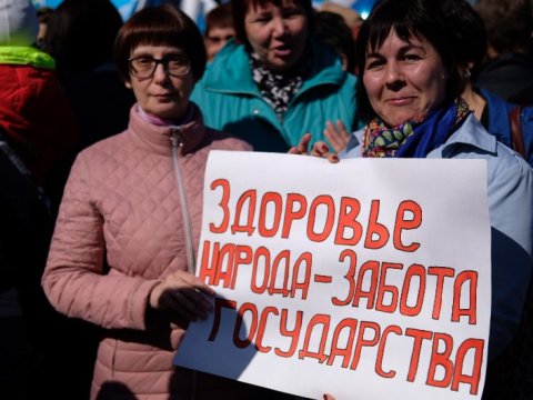 На Первомайском шествии с губернатором Радаевым демонстранты требовали социальной справедливости