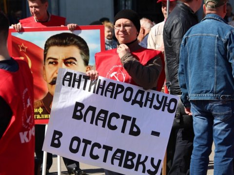 В центре Саратова КПРФ провела шествие с требованием отправить «антинародную власть в отставку» 