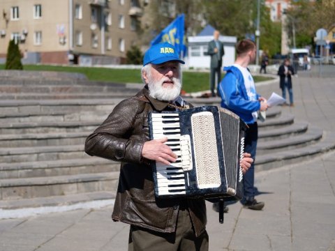 На митинге ЛДПР в Саратове фотографировались с картонным Жириновским и требовали перемен