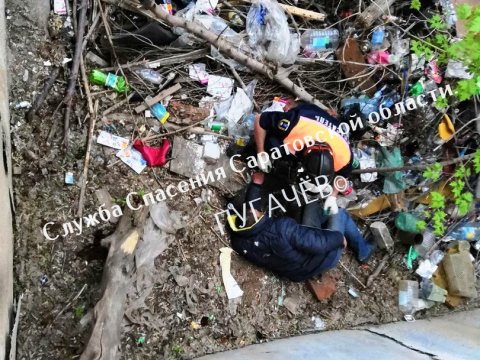 В Пугачеве пьяный мужчина повредил шею при падении в четырехметровую яму