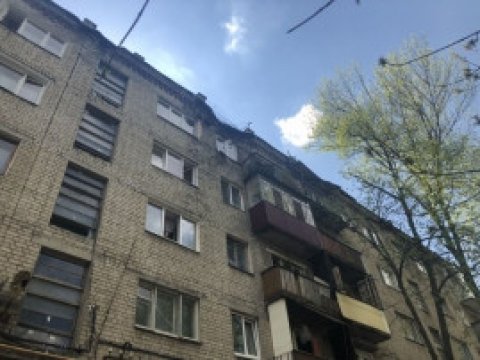 В Саратове обрушился карниз крыши дома на Вишневой