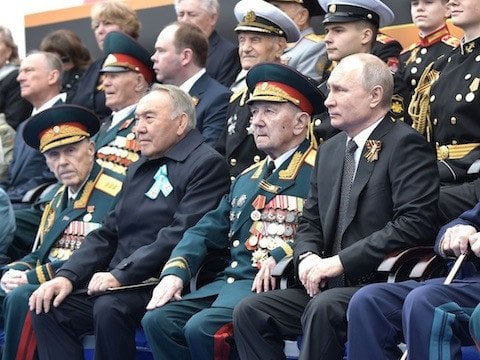 Парад Победы Путин смотрел в компании Назарбаева