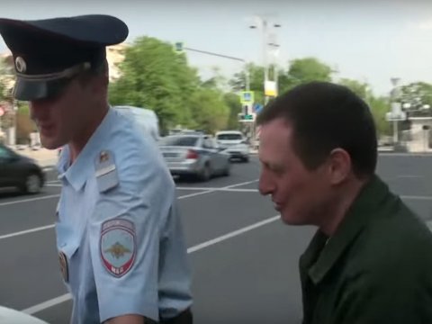 В Москве задержан офицер с плакатом «Меня обманул Путин. Голодовка»