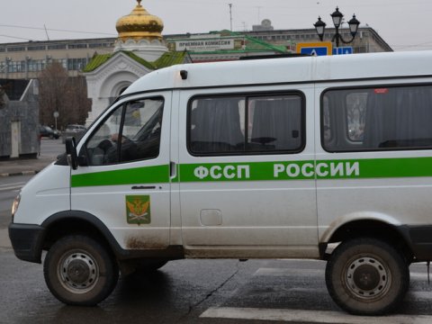 Должник по кредиту приехал к саратовским приставам на заложенной иномарке