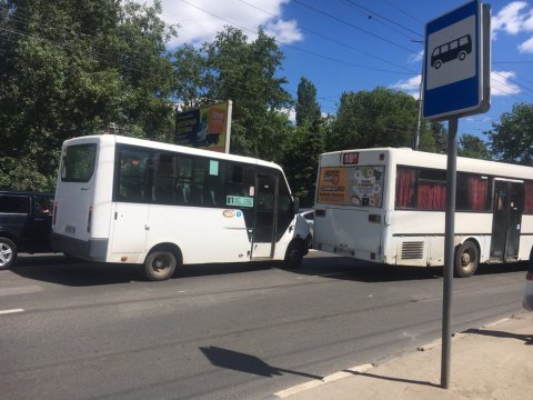 Столкновение автобусов заблокировало движение по проспекту 50 лет Октября