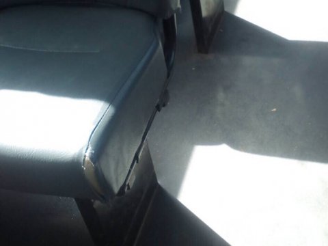 Перевозчиков на саратовском маршруте №95 обязали заменить порванные сидения в автобусах