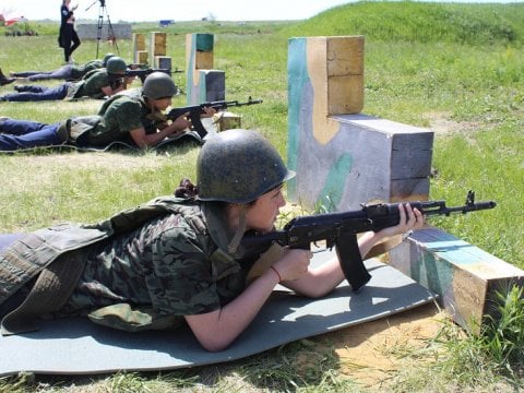 На учебном сборе саратовские старшеклассники собрали и разобрали автомат Калашникова за 17 секунд