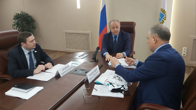В Саратовской области 11 предприятий начали выпускать маски для населения