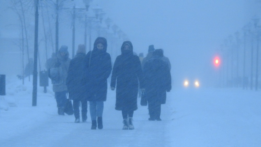 Желтый уровень. Мем прогулки в неблагоприятных погодных. Желтый уровень опасности Грозная. В Петербурге объявлен желтый уровень погодной опасности. В Дятьково желтый уровень опасности населения.