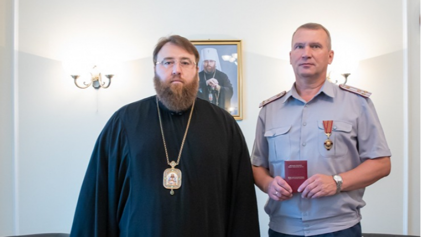 Этим летом саратовский митрополит Игнатий награждал начальника УФСИН Федотова за сохранение духовных ценностей
