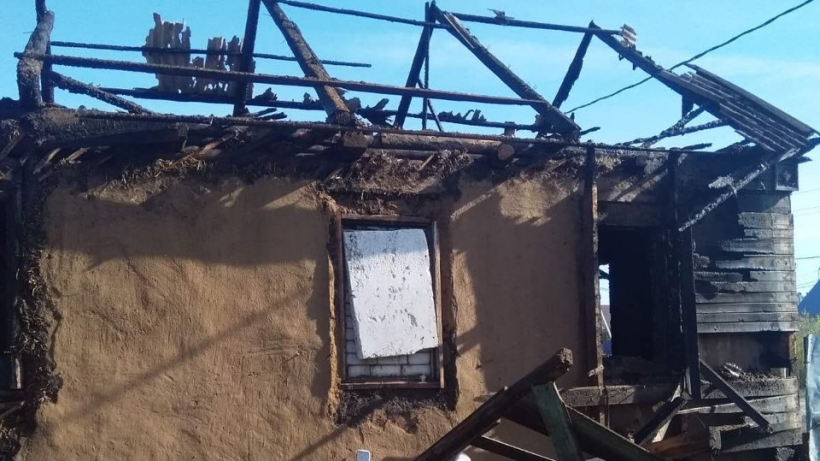В селе под Энгельсом огонь уничтожил частный дом
