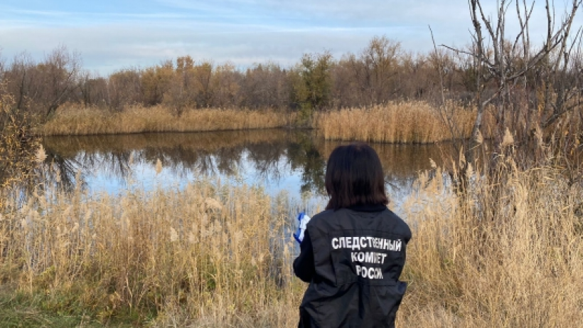 В Ершове спасатели достали из реки труп пенсионера. Тело пробыло в воде три недели