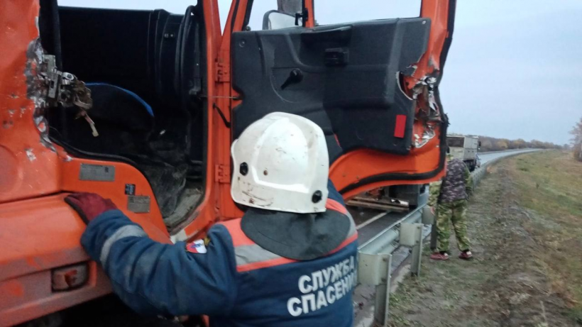 В аварии с КамАЗом и фурой под Вольском пострадали двое мужчин