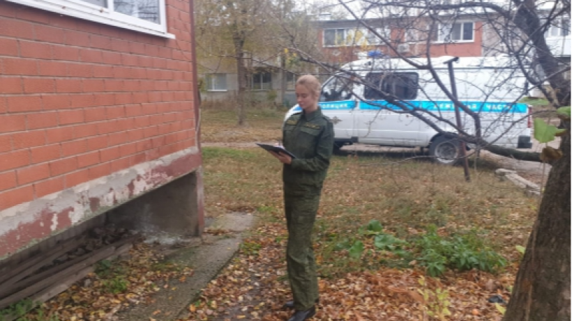 В селе под Энгельсом нашли тело молодой женщины с травмами на лице, шее и руках