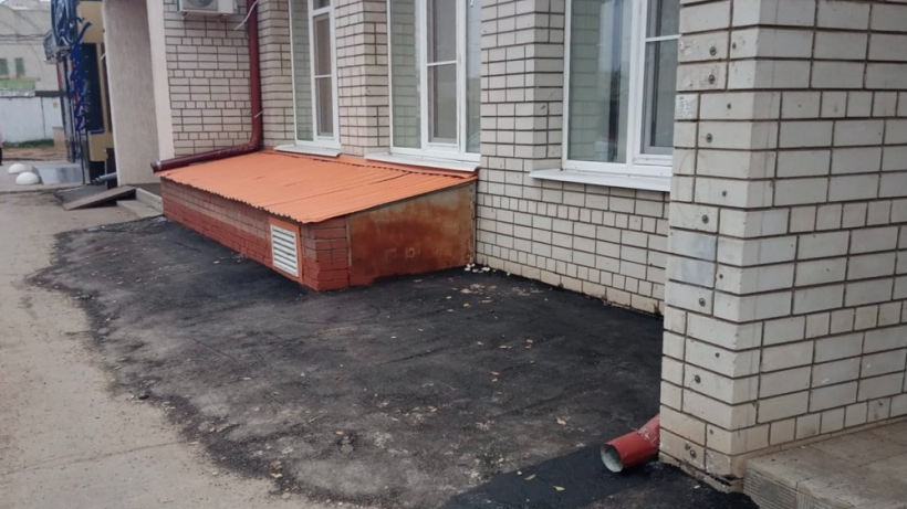 В Энгельсе судебные приставы заставили ТСЖ отремонтировать затопленный подвал