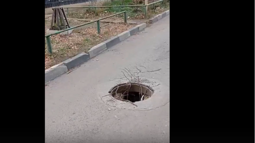 В Саратове рядом с детской площадкой обнаружили открытый люк