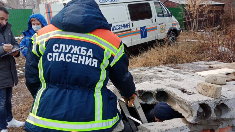В Саратовской области мужчина провалился в двухметровый колодец