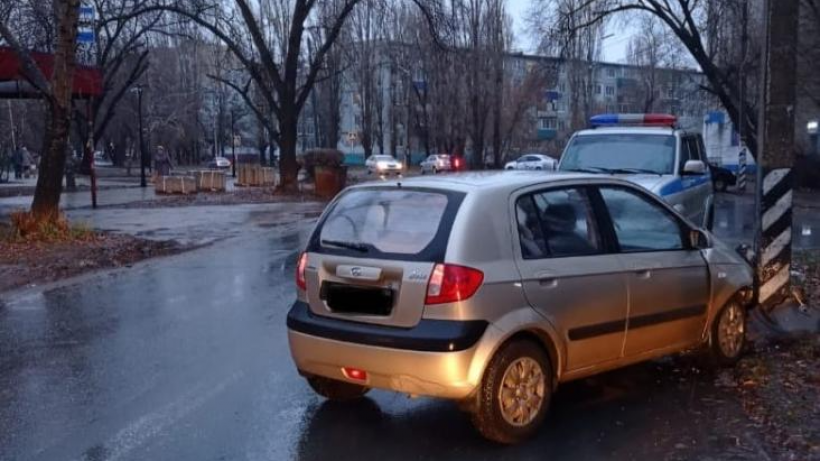 Жительница Балакова на Гетце врезалась в столб. Пострадала малолетняя девочка