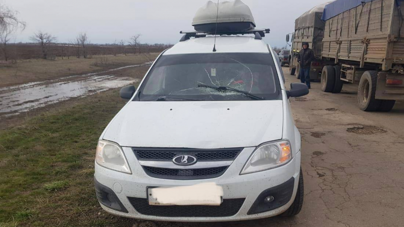 Под Ершовом пожилой мужчина перебегал дорогу и попал под колеса Ларгуса
