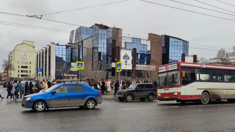 Саратовский ТЦ Мир эвакуировали из-за пожарной тревоги