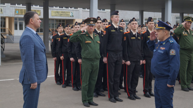 В первой саратовской школе начали еженедельно поднимать флаг и петь гимн