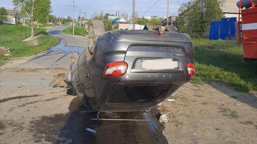 В поселке под Саратовом Гранта врезалась в столб, пострадала женщина
