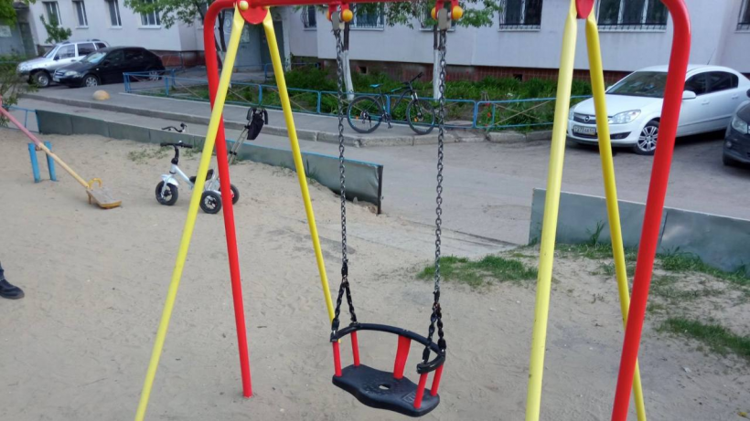 Саратовские спасатели достали из качелей двух застрявших девочек