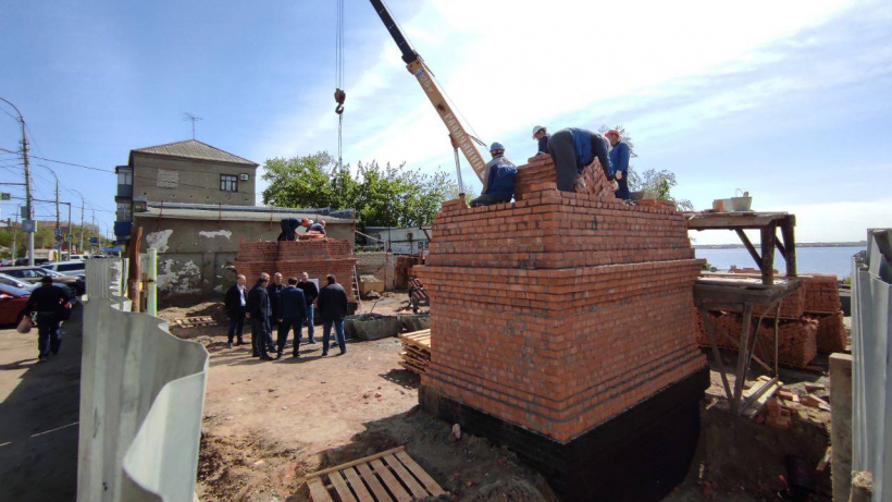 Для Триумфальной арки в Саратове построили основание