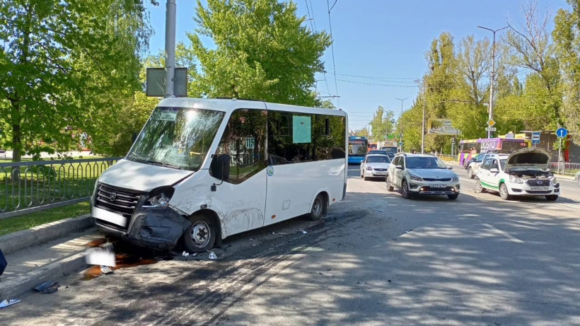 В Саратове количество пострадавших в массовом ДТП с маршруткой увеличилось до четырех человек