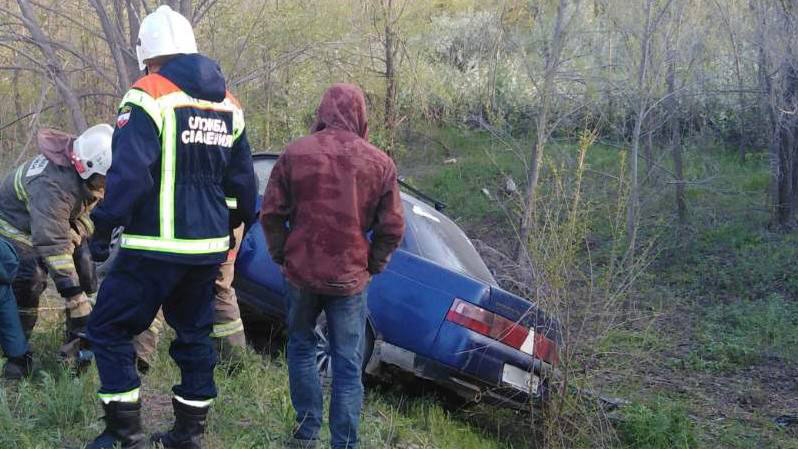Под Пугачевом десятка вылетела в кювет. Водителя пришлось освобождать спасателям