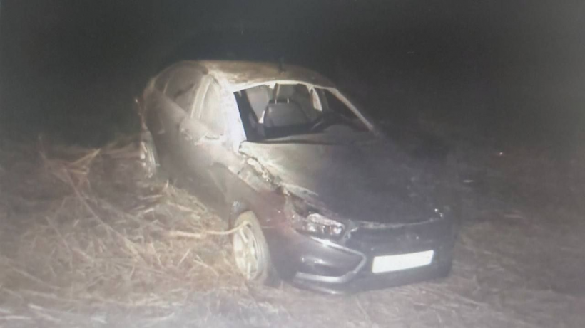 Ночью на полевой дороге под Вольском перевернулась Веста. Пассажирка умерла в больнице