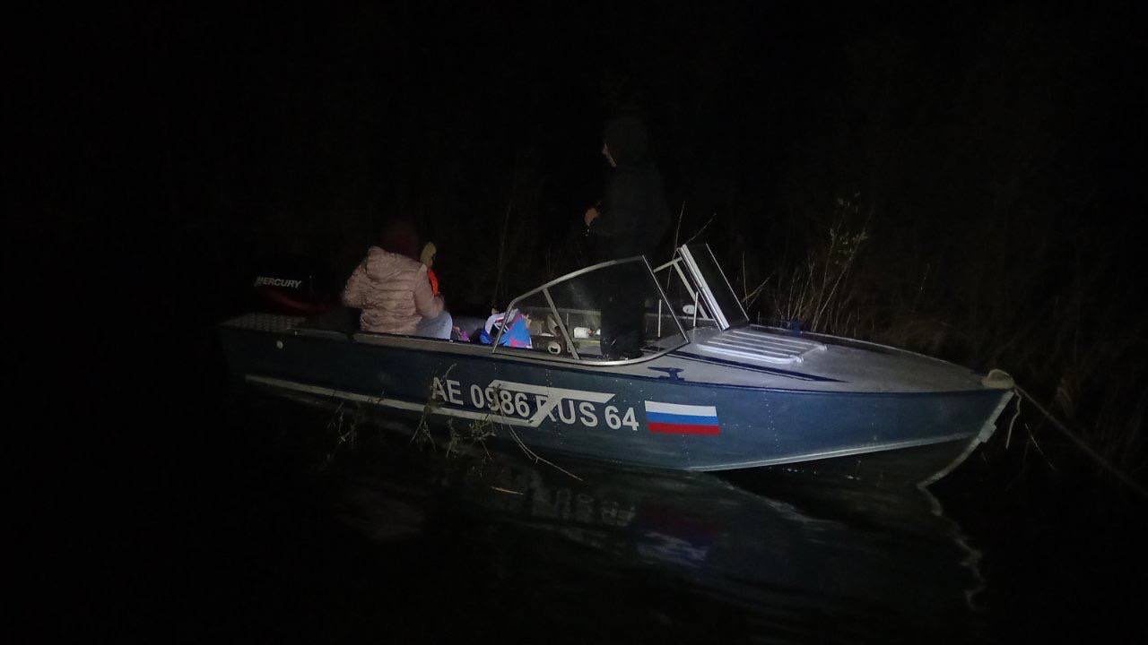 Из сломавшейся на Волге под Марксом лодки спасатели эвакуировали шестилетнего ребенка
