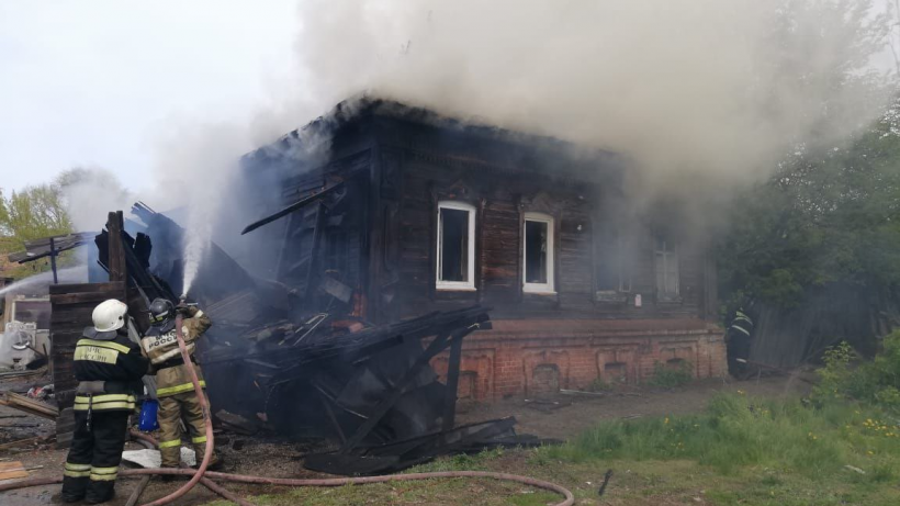 В Саратове огонь почти уничтожил частный дом