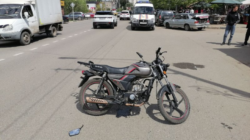 На пешеходном переходе в Энгельсе мотоциклист сбил женщину с ребенком