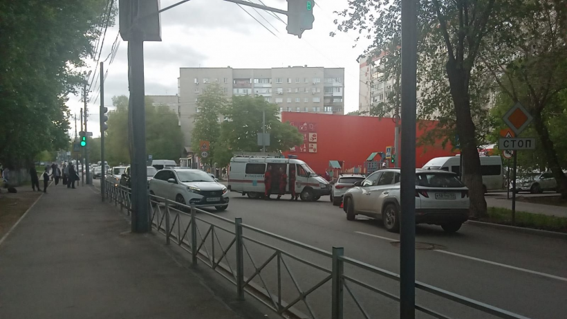 В Саратове автомобиль службы спасения столкнулся с иномаркой