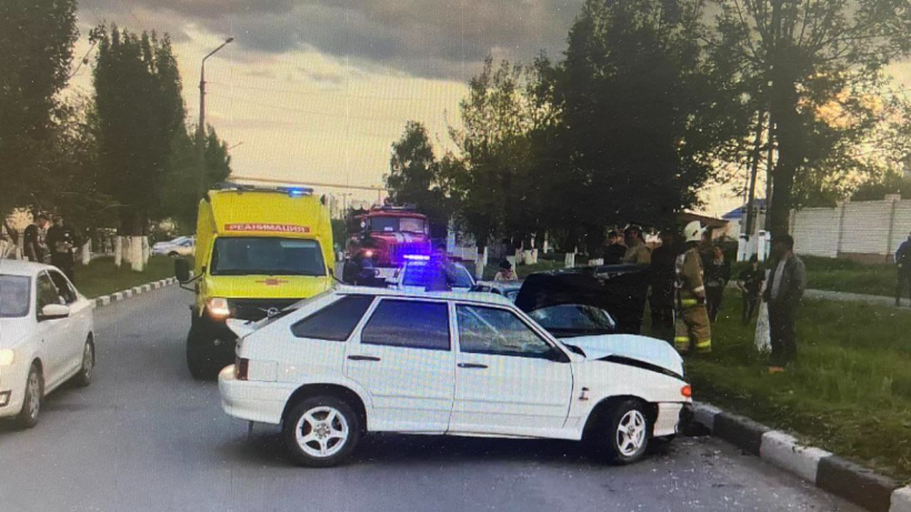 В Вольске столкнулись две Лады. Один из водителей попал в больницу