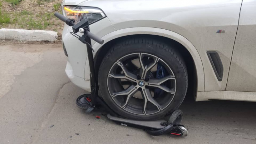 В Балакове водитель BMW сбил двух детей, ехавших на электросамокате