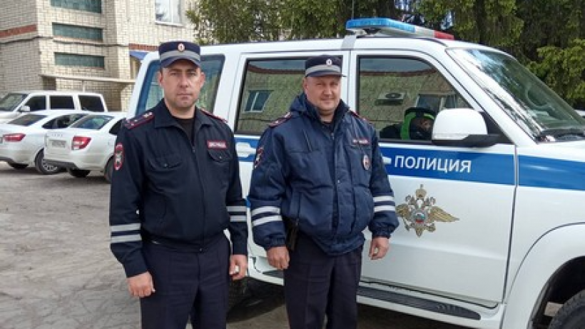 На трассе под Татищевом инспекторы ДПС спасли жизнь ребенку с эпилепсией