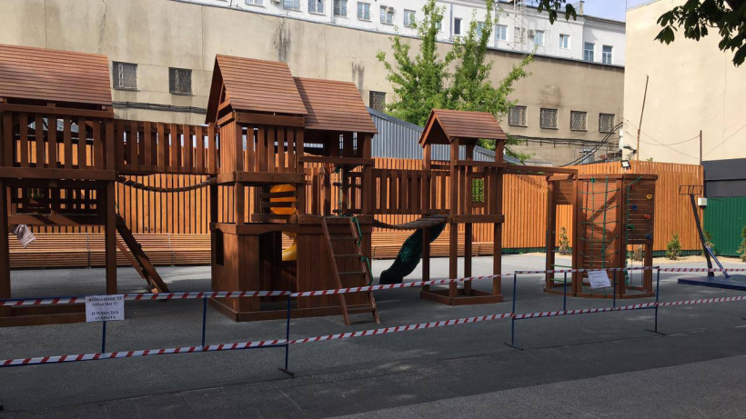 Внимание, опасно! У здания саратовского УФСБ закрыли новую детскую площадку